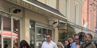 Κασσελάκης στον Βόλο: Βόλτα στην Ερμού και επαφές για το νέο γραφείο