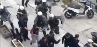 Βίντεο σοκάρει: Αστυνομικός κλωτσά διαδηλώτρια που χτυπά το κεφάλι της