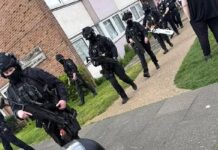 Βρετανία: Αστυνομικοί με full-face και αλυσοπρίονο έκαναν έφοδο σε σπίτι λόγω ενός… βιντεοπαιχνιδιού