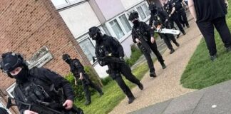 Βρετανία: Αστυνομικοί με full-face και αλυσοπρίονο έκαναν έφοδο σε σπίτι λόγω ενός… βιντεοπαιχνιδιού