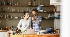 Συγκατοίκηση & Μικροβίωμα: Πώς η κοινή ζωή επηρεάζει το έντερό μας