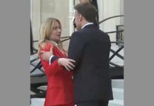 Μακρόν-Μελόνι: Το viral βλέμμα στο Παρίσι που συζητήθηκε