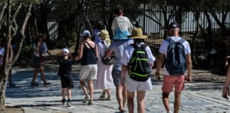 Υπερτουρισμός: Κεφαλογιάννη έναντι Δούκα – Διαφορετικές οπτικές για την πρόκληση