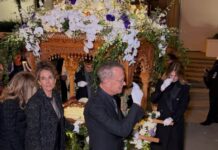 Ο Τομ Χανκς σήκωσε τον επιτάφιο μαζί με την σύζυγό του, Ρίτα Γουίλσον, και την Μελίνα Κανακαρίδη – Το γλέντι με τους ομογενείς -kalimera-ellada.gr