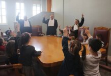 Η πρώτη εικονική δίκη με δικαστές… παιδιά νηπιαγωγείου – Στο «εδώλιο» η δασκάλα τους