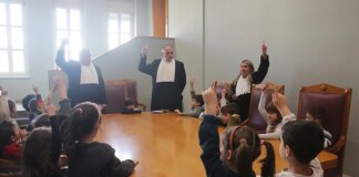 Η πρώτη εικονική δίκη με δικαστές… παιδιά νηπιαγωγείου – Στο «εδώλιο» η δασκάλα τους