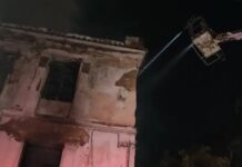 Φωτιά στο Κουκάκι: Εγκαταλελειμμένη κατοικία τυλίχθηκε στις φλόγες, χωρίς τραυματίες