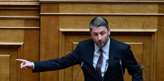 Ανδρουλάκης: «Κότες» μπροστά στον εκβιασμό – «Το ΠΑΣΟΚ είναι δημοκρατικό, όχι παρακρατικό»