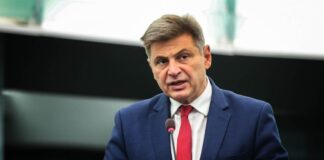 Φαραντούρης: «Εστιάζουμε στα προβλήματα, όχι στον ΣΥΡΙΖΑ – Διατηρώ τις αρχές μου»