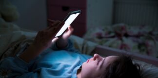 Εφήβοι Ξάγρυπνοι: Social Media Κλέβουν τον Ύπνο τους – Έρευνα
