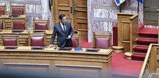 ΠΑΣΟΚ «φρενάρει» Άδωνι: «Αποδοκιμάστε τον!» – Σφοδρή κριτική για Πρωτομαγιά