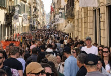 Υπερτουρισμός: Χάος και Σύγχυση σε Ποζιτάνο και Ρώμη