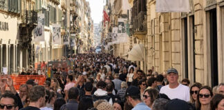 Υπερτουρισμός: Χάος και Σύγχυση σε Ποζιτάνο και Ρώμη