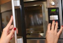 Υγιεινό γλυκό σε τέσσερα λεπτά: χωρίς αλεύρι, χωρίς ζάχαρη και φτιαγμένο στον φούρνο μικροκυμάτων