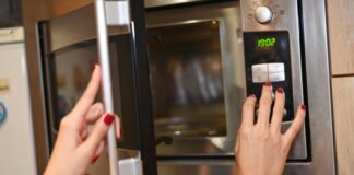 Υγιεινό γλυκό σε τέσσερα λεπτά: χωρίς αλεύρι, χωρίς ζάχαρη και φτιαγμένο στον φούρνο μικροκυμάτων