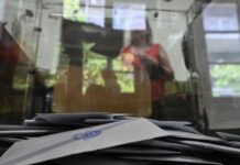 Δημοσκόπηση: Ν.Δ. 32,2%, ΠΑΣΟΚ δεύτερο, Πλεύση Ελευθερίας πέφτει