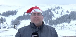 Καλάβρυτα: Δημοσιογράφος με χριστουγεννιάτικο σκουφάκι σε πρωτοχρονιάτικο χιόνι!
