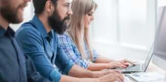 Έλληνες Εργαζόμενοι: Πρωταθλητές στην Ευρώπη με Ελάχιστα Ρεπό