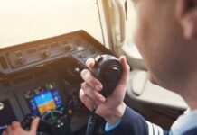 Συγκίνηση: Πιλότος Aegean αποχαιρετά την κληρονομιά του μετά από 45 χρόνια πτήσεων