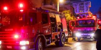 ΑΓΩΝΙΑ ΣΤΟ ΩΡΑΙΟΚΑΣΤΡΟ: Αστυνομικοί έσωσαν μητέρα με τρία παιδιά από φλεγόμενο σπίτι