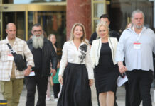Καρυστιανού: Κομψό 'μαύρο τριαντάφυλλο' και συμβολισμοί στην πρώτη επίσημη εμφάνιση