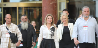 Καρυστιανού: Κομψό 'μαύρο τριαντάφυλλο' και συμβολισμοί στην πρώτη επίσημη εμφάνιση