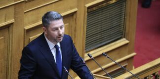 ΠΑΣΟΚ: Ανδρουλάκης υιοθετεί τη ρητορική Τσίπρα εν μέσω δημοσκοπικής πίεσης
