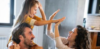 Μαμάδες & «Μπαμπαδίστικες» Ατάκες: Ποιες Ευεργετούν την Οικογένεια;