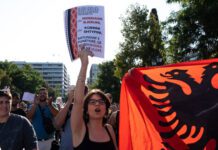 Αλβανοί διαδηλώνουν στην Αθήνα κατά ξεπουλήματος γης για θέρετρο