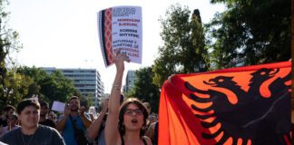 Αλβανοί διαδηλώνουν στην Αθήνα κατά ξεπουλήματος γης για θέρετρο