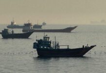 Επίθεση σε εμπορικό πλοίο στα Στενά του Ορμούζ: Υποψίες drone, ζημιές στη γέφυρα