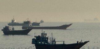 Επίθεση σε εμπορικό πλοίο στα Στενά του Ορμούζ: Υποψίες drone, ζημιές στη γέφυρα