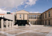 Ανακαινισμένη Στοά Αρσακείου: Το Θέατρο Τέχνης ανοίγει με παράσταση για τον γυναικείο έλεγχο