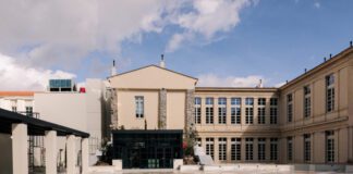 Ανακαινισμένη Στοά Αρσακείου: Το Θέατρο Τέχνης ανοίγει με παράσταση για τον γυναικείο έλεγχο