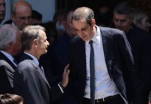 Μητσοτάκης-Δημητριάδης: Στο περιθώριο κηδείας, συζητήσεις για «πατ-πατ»;