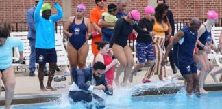 Νεοϋορκέζικη πρωτοτυπία: Δήμαρχος βούτηξε στην πισίνα με κοστούμι!