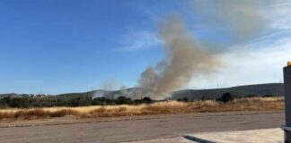 Φωτιά Κοντά στην Ιερά Μονή Θεοσκέπαστης Κερατέας: Ισχυρές Δυνάμεις Πυρόσβεσης σε Δράση