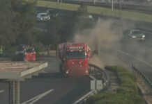 Ανατροπή φορτηγού με μπάζα στην Αττική Οδό: Χάος στην κίνηση, υλικές ζημιές