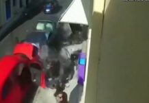Ναύπακτος: Μητέρα σώζει το παιδί της τελευταία στιγμή από αυτοκίνητο – Σοκ από βίντεο