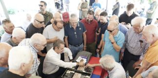 Μητσοτάκης στη Νέα Σμύρνη: Selfie, τάβλι και διάλογος με τους πολίτες