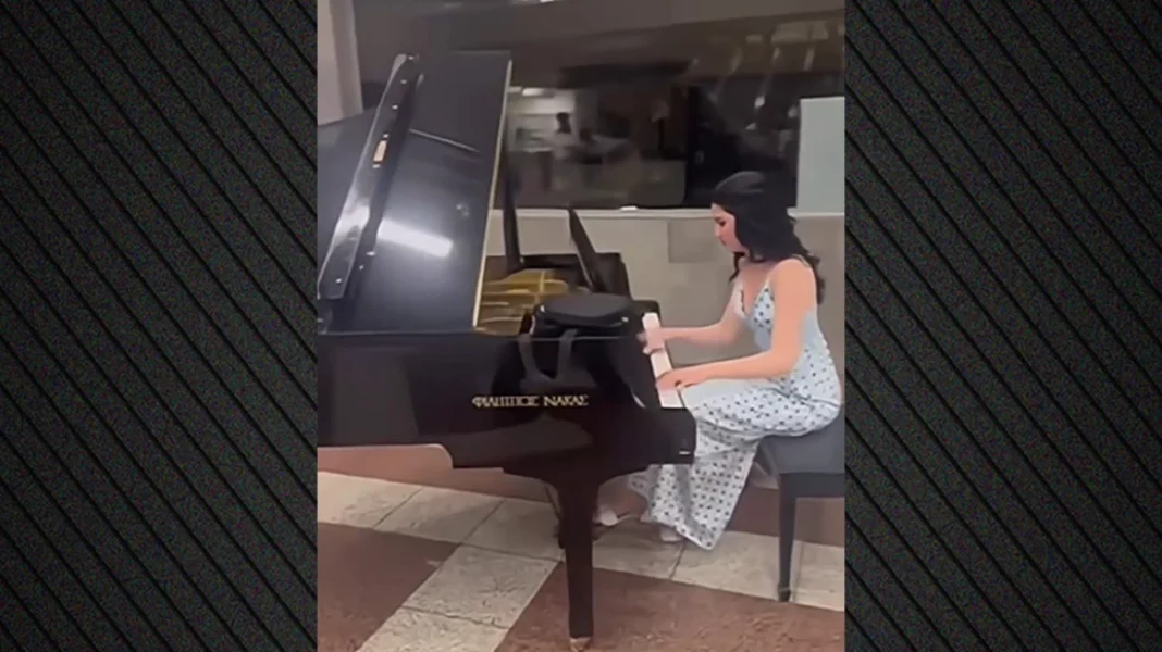 maketa-piano Νεαρή έπαιξε πιάνο στο μετρό του Συντάγματος και ένα κοριτσάκι ξεκίνησε να χορεύει στον ρυθμό της, δείτε βίντεο