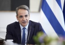 Πολιτικό "παρών" στην Κοζάνη: Μητσοτάκης & Ανδρουλάκης στην κηδεία της Βάγιας Νέστορα