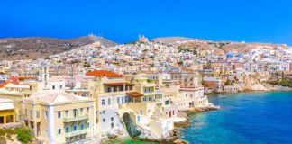 Σύρος: Αριστοκρατική Ομορφιά και Αυθεντικότητα στους Διεθνείς Ταξιδιωτικούς Οδηγούς