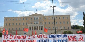Βουλή: Γιγαντοπανό ΚΝΕ για τη «δολοφονία» 20χρονου – «Να μην ξεχαστεί»