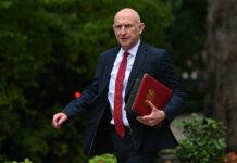 Τζον Χίλι: Ο υπουργός που καλείται να ισορροπήσει κοινωνικές παροχές και εμπιστοσύνη αγορών