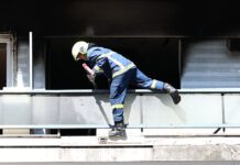 Καλλιθέα: Εντοπίστηκε άτομο χωρίς τις αισθήσεις του σε διαμέρισμα μετά από φωτιά