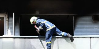 Καλλιθέα: Εντοπίστηκε άτομο χωρίς τις αισθήσεις του σε διαμέρισμα μετά από φωτιά