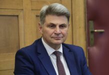 Νέα Αριστερά: Σκληρή κριτική για σύζυγο Φαραντούρη – Ζητά παραίτηση & ανάκληση μετάθεσης