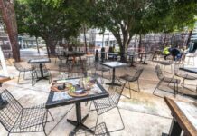 «Θέλουμε απλώς να πούμε ορίστε ένα χέρι βοήθειας»: Ελληνικό εστιατόριο στη Μελβούρνη προσφέρει δωρεάν γεύματα σε όσους έχουν ανάγκη -kalimera-ellada.gr