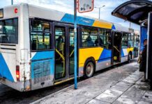 Σύγκρουση αυτοκινήτων με λεωφορείο στον Πειραιά: Δύο τραυματίες, χάος στην κυκλοφορία